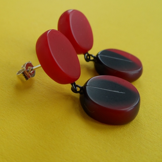little red and black drops, side view