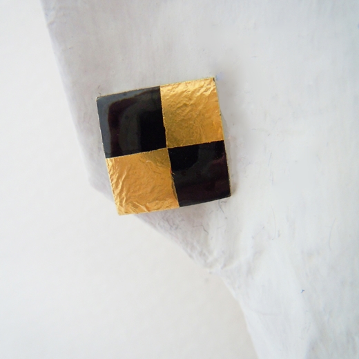 View on ear  Square black /gold