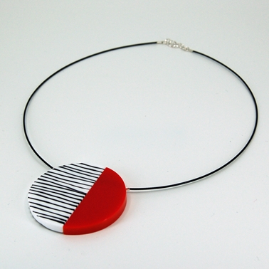 line up necklace black with red 01