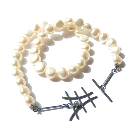 Monochrome classic freswater pearl necklace