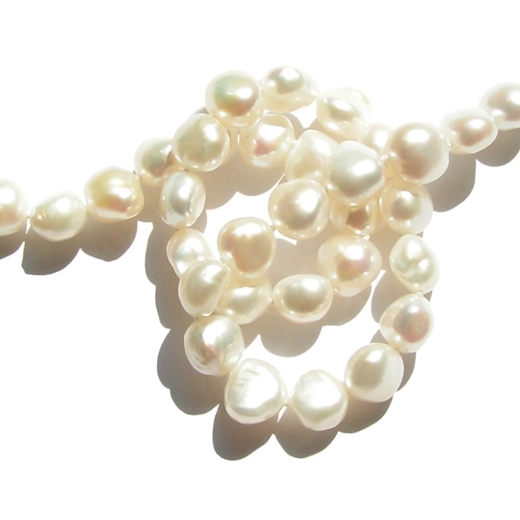 Monochrome classic freshwater pearl necklace