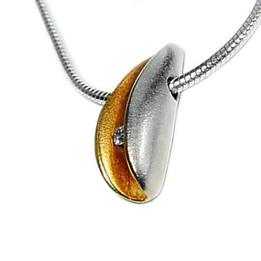 Small side facing silver shell pendant
