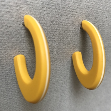 Mustard open hoops