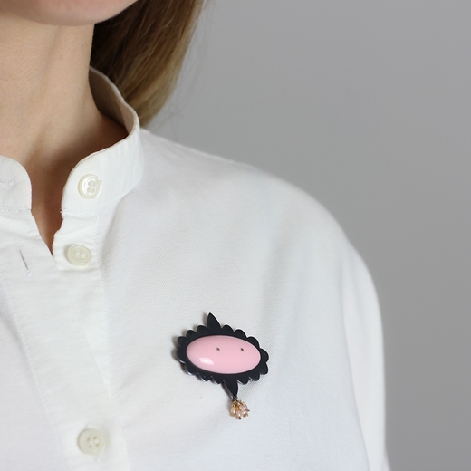Flossy Brooch – Pale pink oval worn