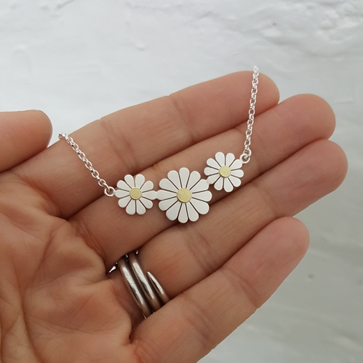 triple daisy necklace