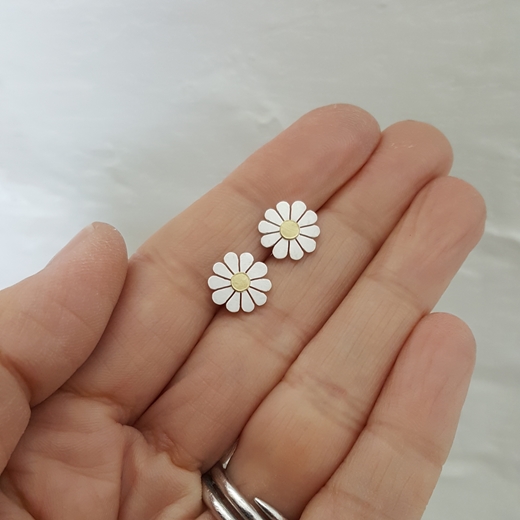 Little daisy earrings