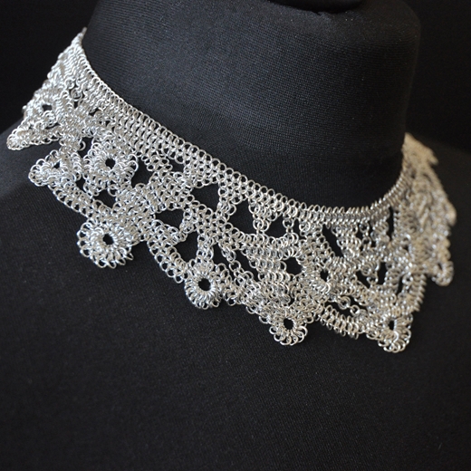 Lace Armour collar	- side