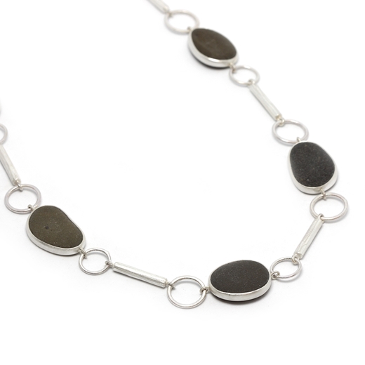 Pebble and rod chain necklace - detail