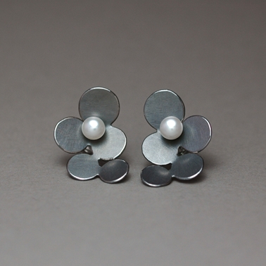 Oxidised 5 circles earrings with pearl