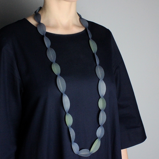 Leaf Necklace long Blue - worn