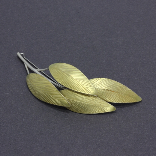 Garden brooch with four leaves
