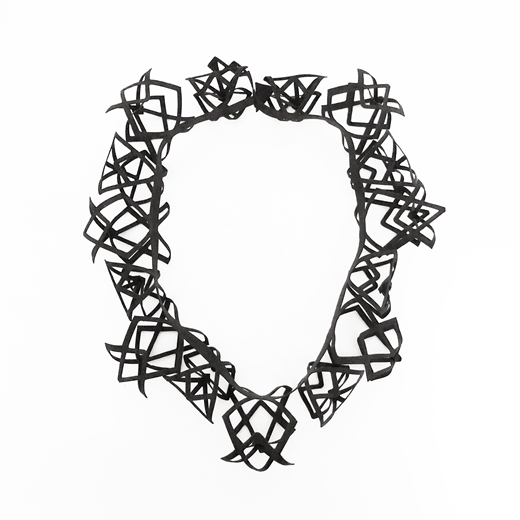 Armonic rubber necklace