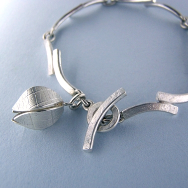 chain bracelet with beech drop