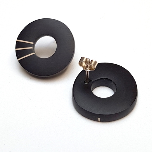 Black hoop don't match resin studs with nude stripes