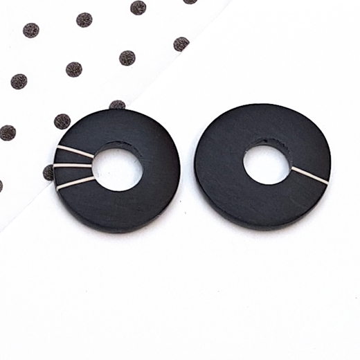 Black hoop don't match resin studs with nude stripes
