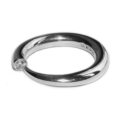 Tapering silver ring with 10pt diamond