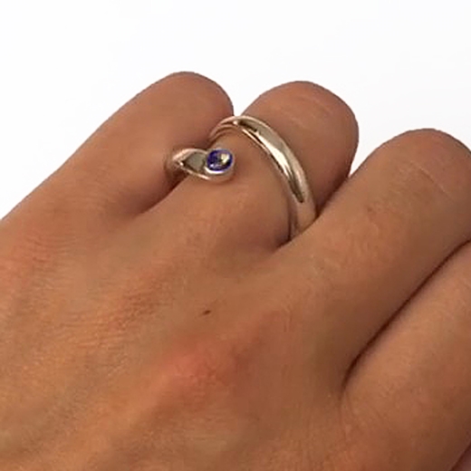 Curving silver ring with amethyst