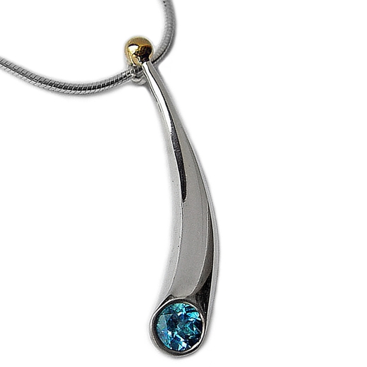 Short curved silver pendant with 18ct detail