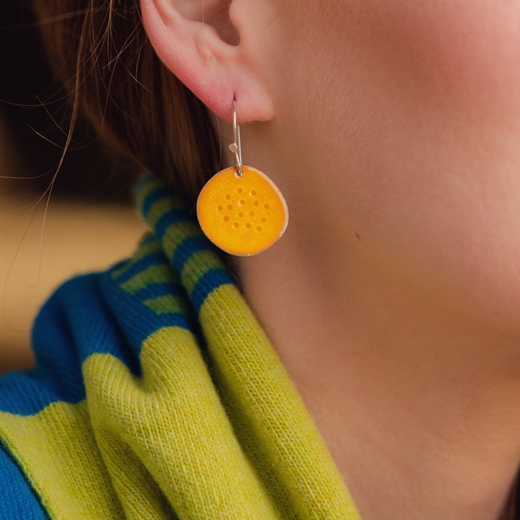 Tidal earrings round yellow on model