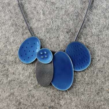 Cluster necklace in blue