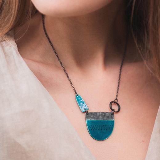 Tidal necklace in teal on model