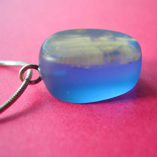 blue oval pendant side detail