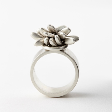 Pompom ring with loop