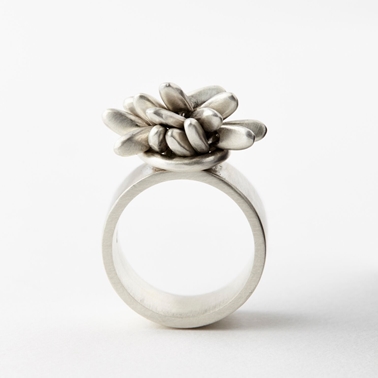 Pompom ring with loop