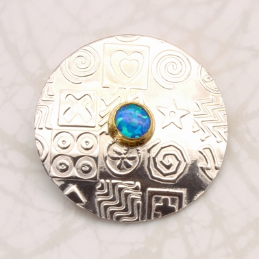 Round brooch, blue opal triplet 2
