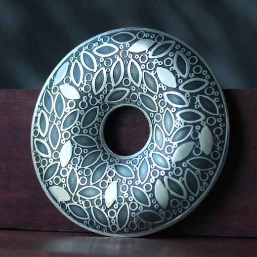 Leaf pattern doughnut shaped brooch, 1