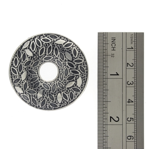 Leaf pattern doughnut shaped brooch, ruler 3
