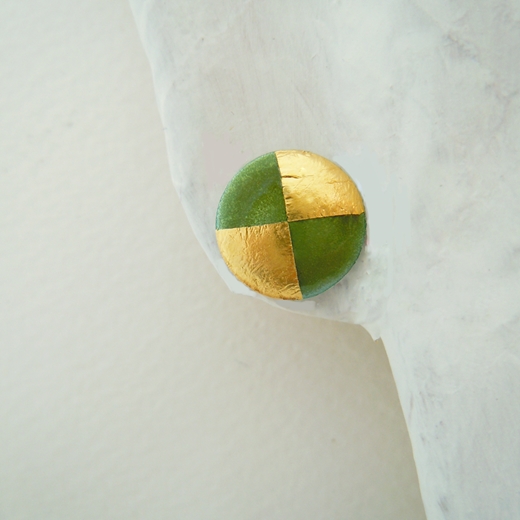 View on ear  Olive green /gold