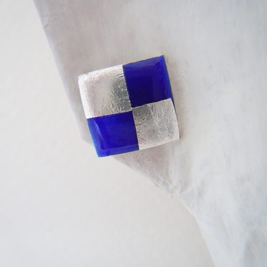 View on ear  blue / silver