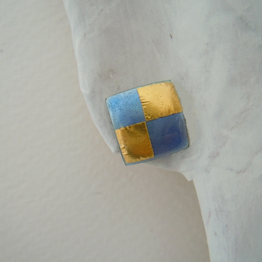 View on ear  Violet  blue / gold