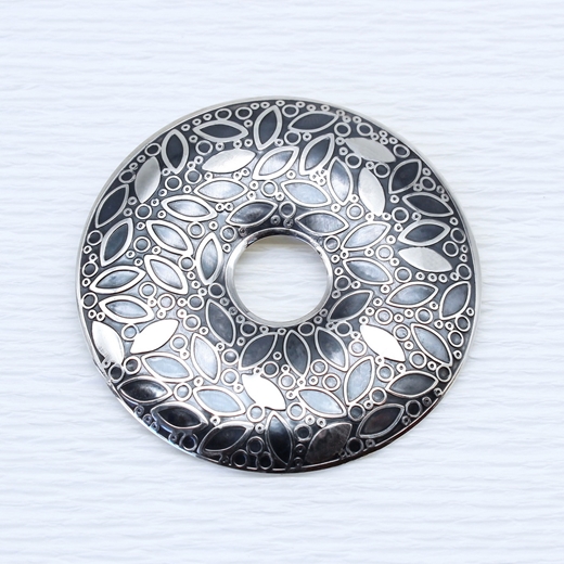 Leaf pattern brooch, doughnut shape, 2