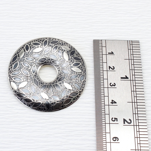 Leaf pattern brooch, doughnut shape, ruler 3