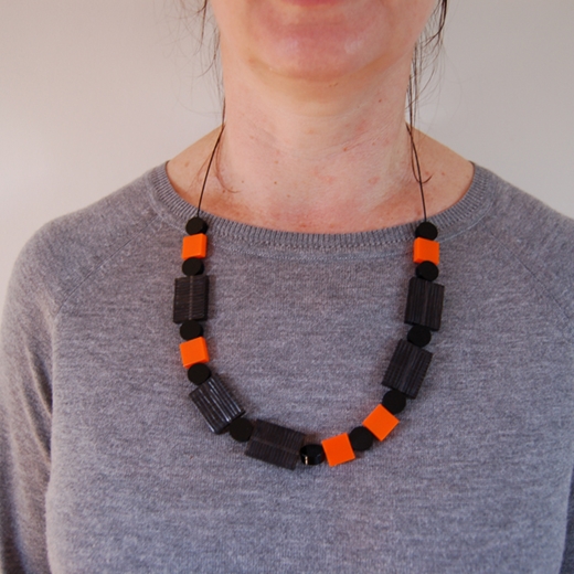model metro necklace orange