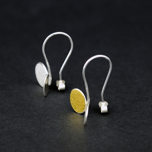 Oval wing dangling earrings - details
