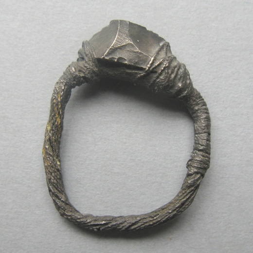 oxidised thread ring with cast stone