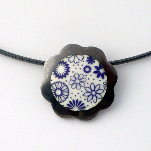 daisy pendant detail small blue