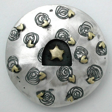 Round scribble brooch