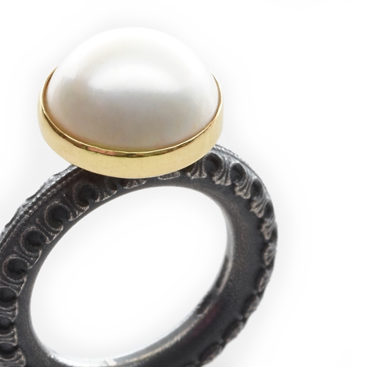 round pearl ring detail