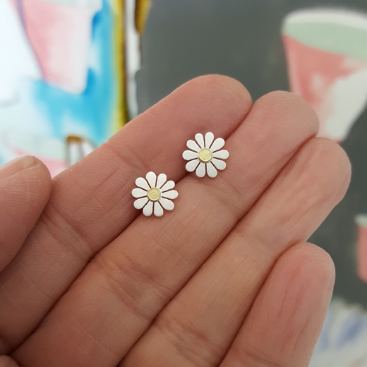 teeny daisy earrings