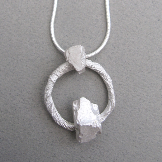 thread link pendant with stone